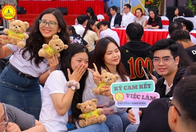 Học sinh THPT thích thú với gian hàng tuyển sinh của Đại Việt Đà Nẵng
