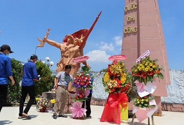 Đoán Thanh Niên trường Cao đẳng Đại Việt Đà Nẵng dâng hương, dâng hoa nhân kỷ niệm 75 năm ngày thương binh - liệt sĩ