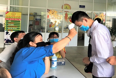 Trường Cao Đẳng Đại Việt Đà Nẵng: sinh viên thực hiện đo thân nhiệt và sát khuẩn tay trước khi vào lớp