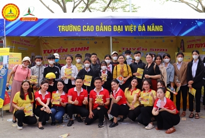 Gian hàng Cao đẳng Đại Việt thu hút sự quan tâm tại ngày hội tư vấn, tuyển sinh giáo dục nghề nghiệp cho học sinh, người lao động trên địa bàn TP Đà Nẵng
