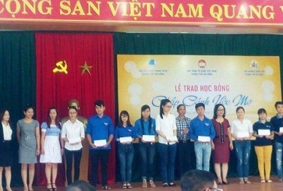 Sinh viên Trường Cao đẳng Đại Việt Đà Nẵng nhận học bổng" Chắp cánh ước mơ" của Hội liên hiệp thanh niên Thành Phố.
