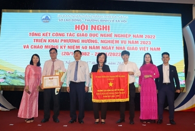 Trường Cao đẳng Đại Việt Đà Nẵng vinh dự được UBND Thành Phố trao tặng cờ thi đua "Đơn vị dẫn đầu phong trào thi đua năm học 2021 - 2022"