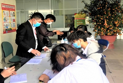Sinh viên Trường Cao Đẳng Đại Việt Đà Nẵng kiểm tra đo thân nhiệt và sát khuẩn trước khi vào lớp học