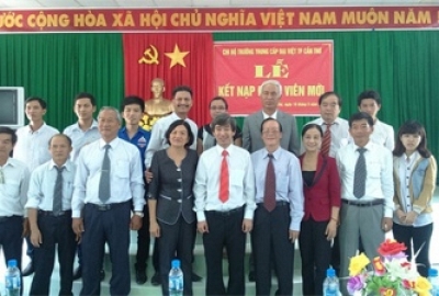 CT HĐQT Hệ thống GD Đại Việt vinh dự kết nạp Đảng đúng dịp kỷ niệm 125 năm ngày sinh Chủ tịch Hồ Chí Minh