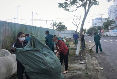 Tuổi trẻ Đại Việt Đà Nẵng ra quân dọn vệ sinh môi trường