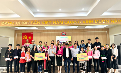 40 suất học bổng và 2 quỹ học bổng được DVE Đà Nẵng trao đến học sinh, sinh viên tỉnh Lào Cai