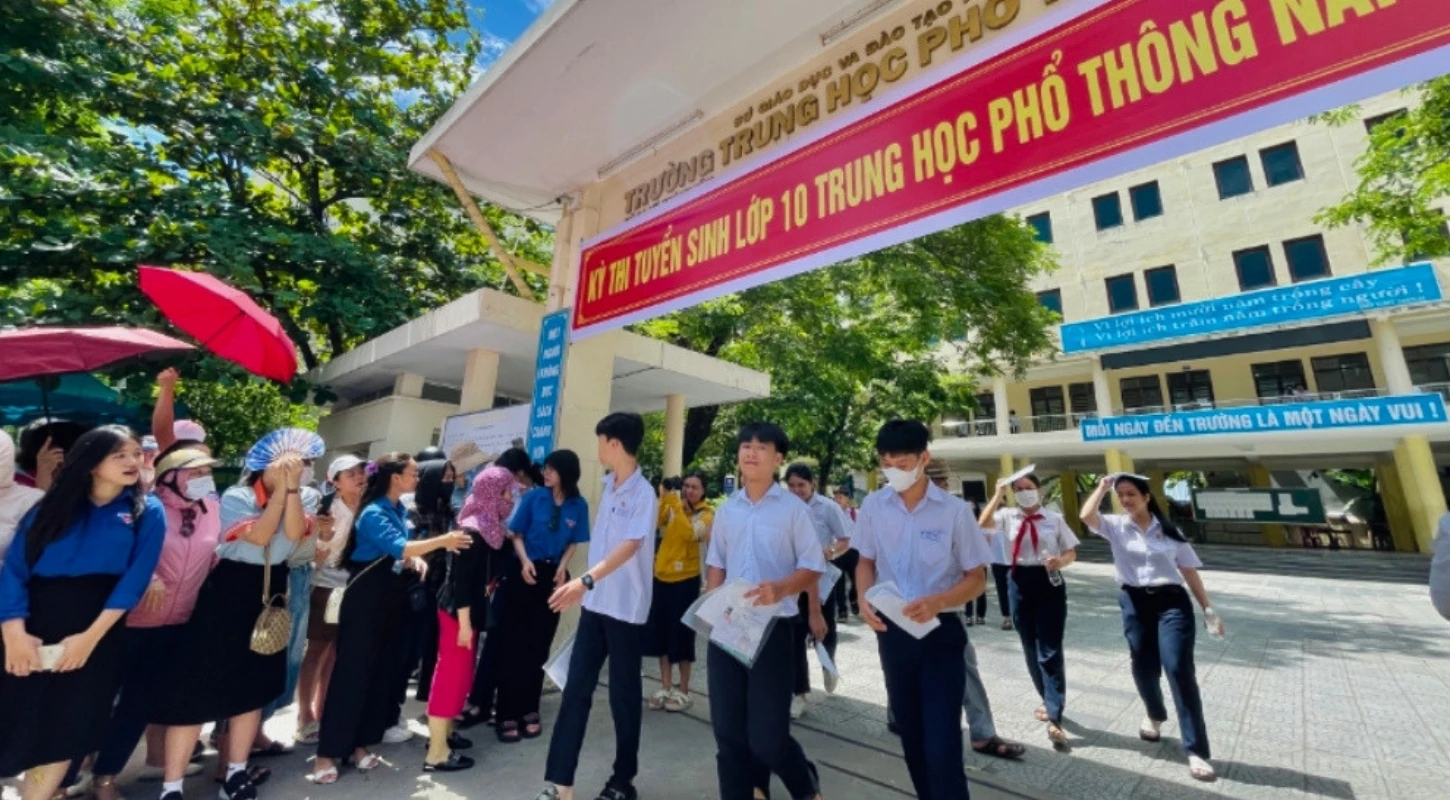 ÁO XANH ĐÀ NẴNG SẴN SÀNG “VƯỢT NẮNG, THẮNG MƯA” TIẾP SỨC THÍ SINH THI LỚP 10 | Trường Cao Đẳng Đại Việt Đà Nẵng
