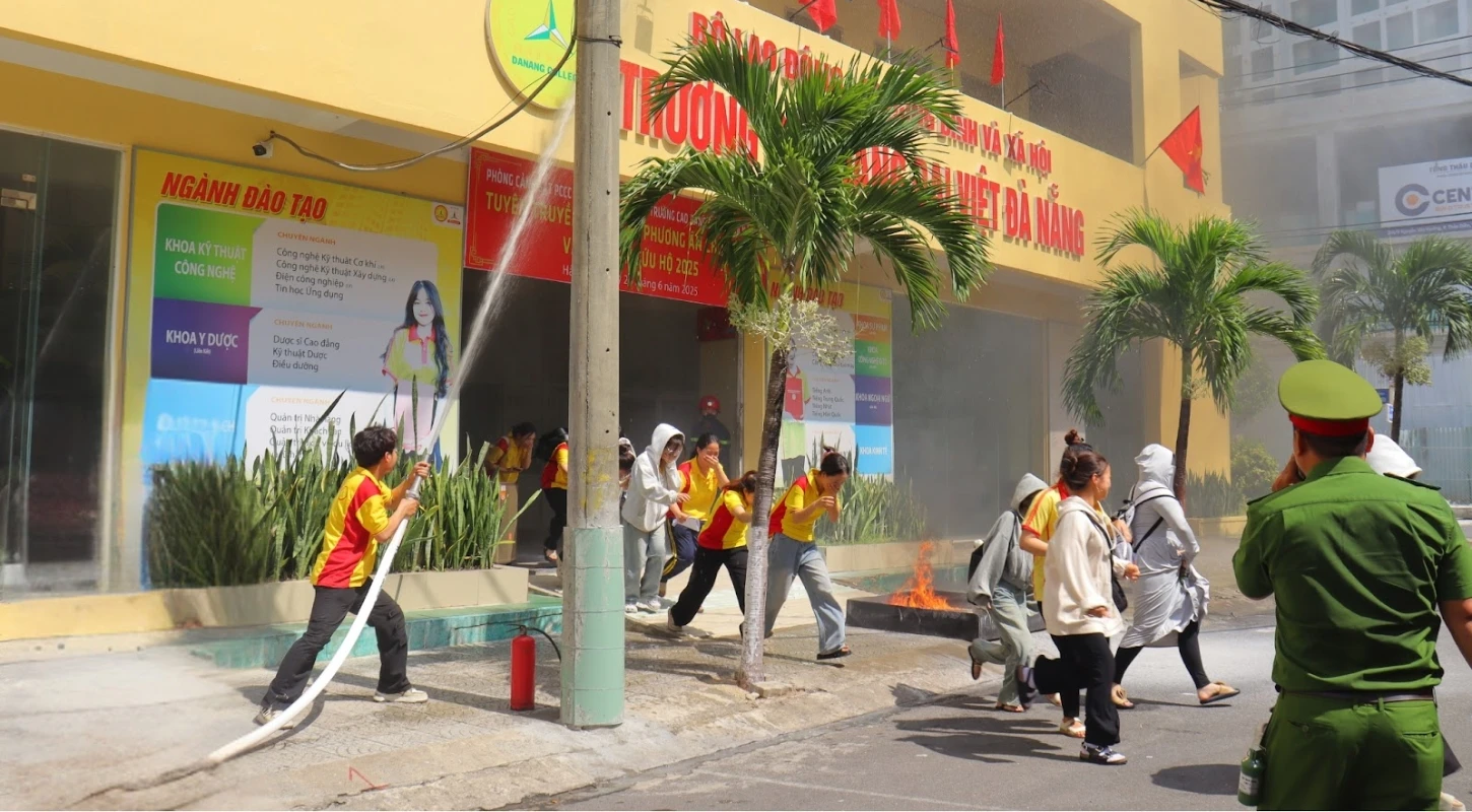 Bồi Dưỡng Kiến Thức Và Diễn Tập Phòng Cháy Chữa Cháy Tại Trường Cao Đẳng Đại Việt Đà Nẵng | Trường Cao Đẳng Đại Việt Đà Nẵng