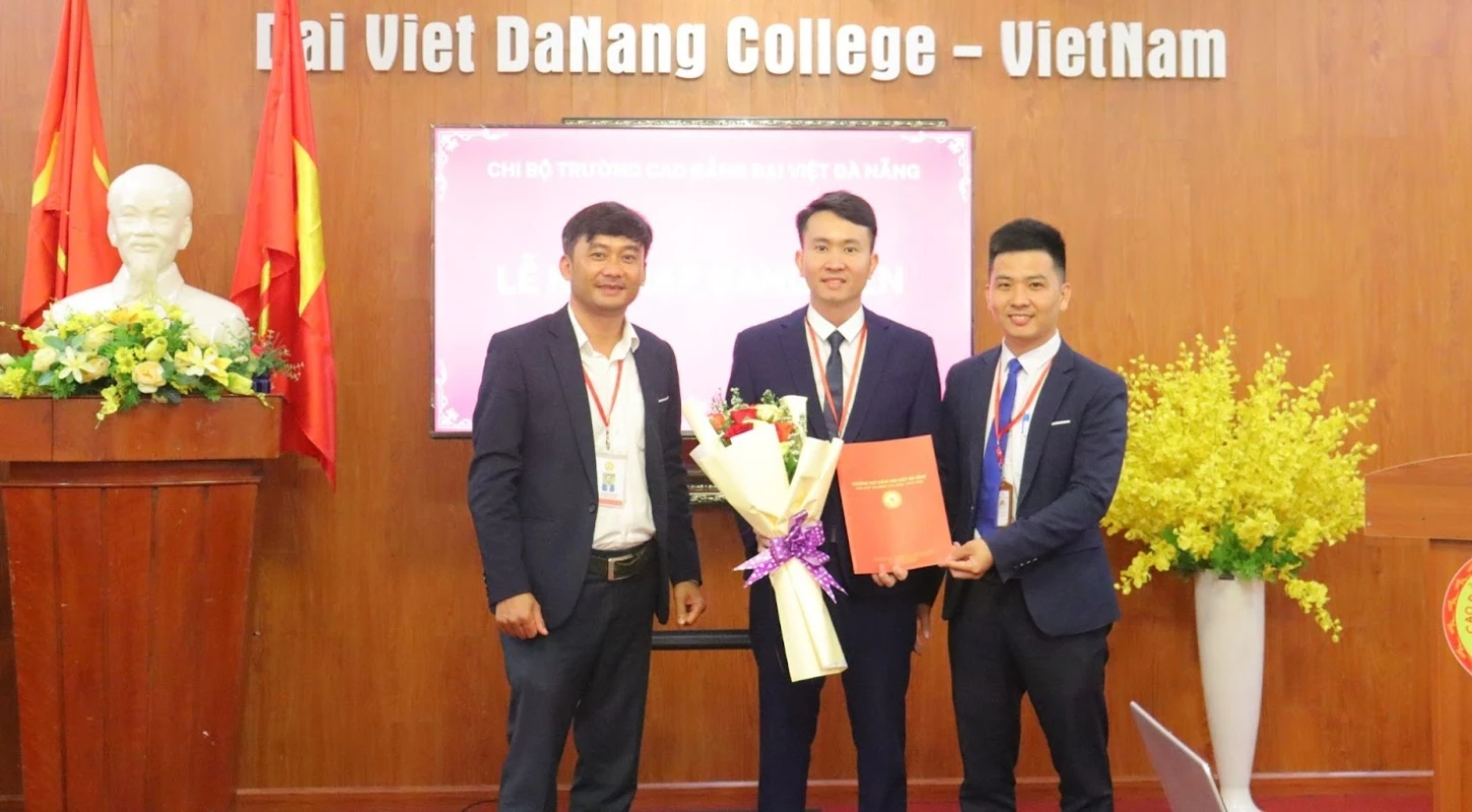 Chi Bộ Trường Cao Đẳng Đại Việt Đà Nẵng Kết Nạp Đảng Viên Mới | Trường Cao Đẳng Đại Việt Đà Nẵng
