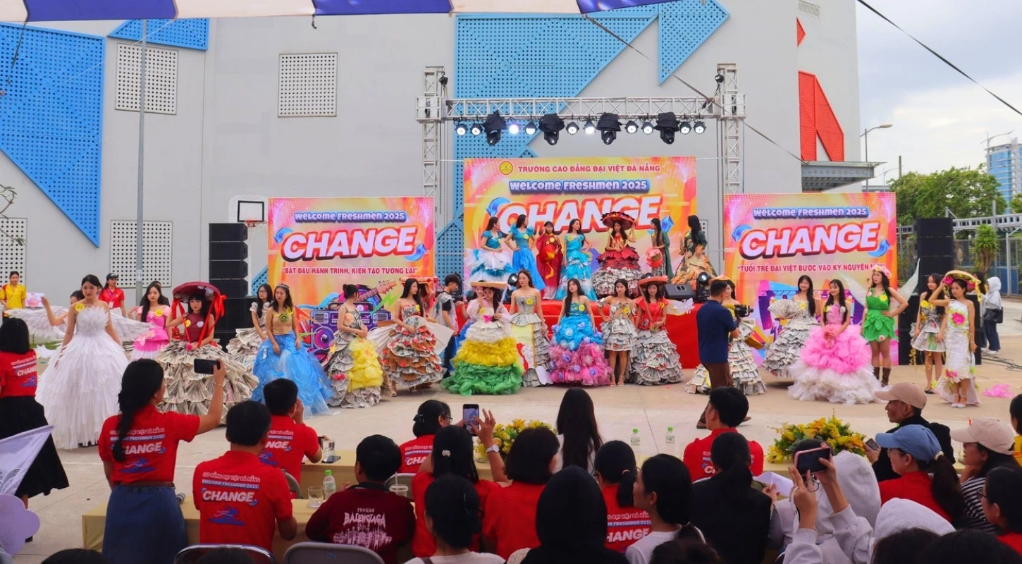ĐỘC ĐÁO THỜI TRANG TÁI CHẾ TỪ RÁC CỦA SINH VIÊN ĐÀ NẴNG | Trường Cao Đẳng Đại Việt Đà Nẵng