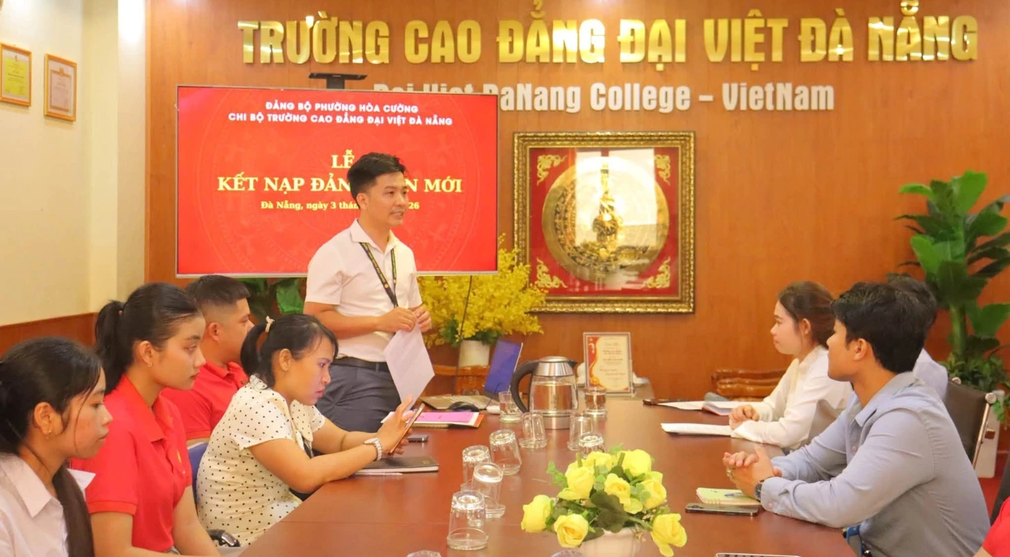 Đồng Chí Nguyễn Thị Diễm Quỳnh Vinh Dự Được Kết Nạp Vào Đảng Cộng Sản Việt Nam | Trường Cao Đẳng Đại Việt Đà Nẵng
