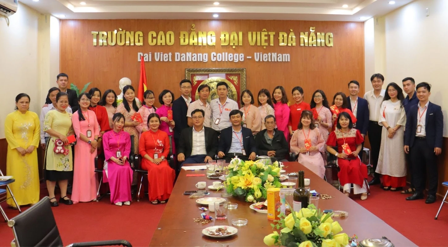 Dve Đà Nẵng Lì Xì Khai Xuân 2024 | Trường Cao Đẳng Đại Việt Đà Nẵng