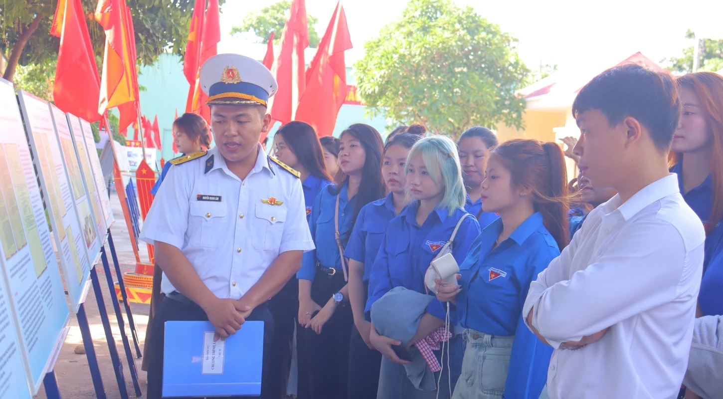 GIÁO DỤC CHỦ QUYỀN ĐẤT NƯỚC QUA TRIỂN LÃM “HOÀNG SA, TRƯỜNG SA - BIỂN, ĐẢO THIÊNG LIÊNG” | Trường Cao Đẳng Đại Việt Đà Nẵng