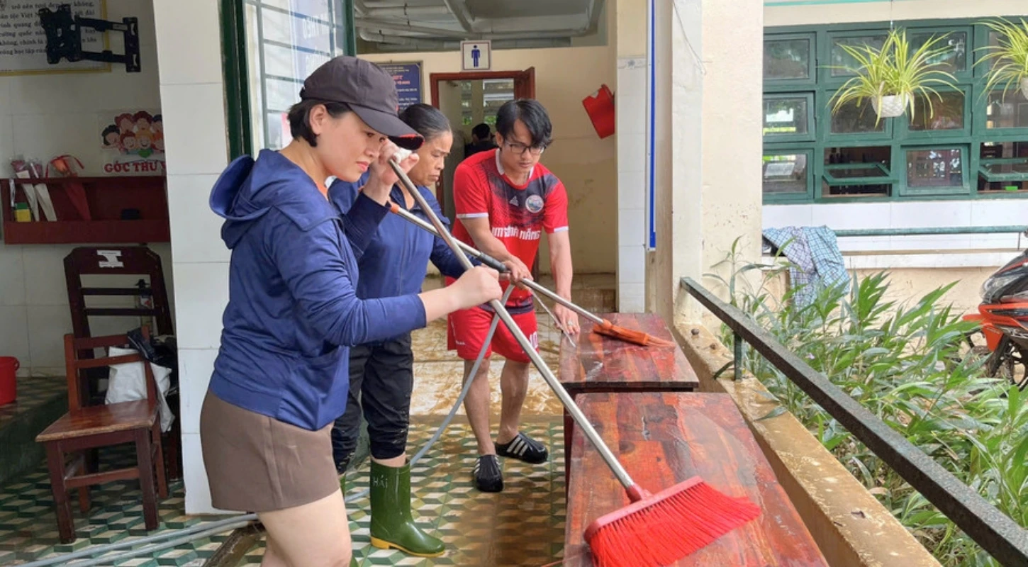 GIÁO VIÊN, BỘ ĐỘI VÀ SINH VIÊN TẤT BẬT DỌN TRƯỜNG LỚP SAU LŨ Ở ĐÀ NẴNG | Trường Cao Đẳng Đại Việt Đà Nẵng