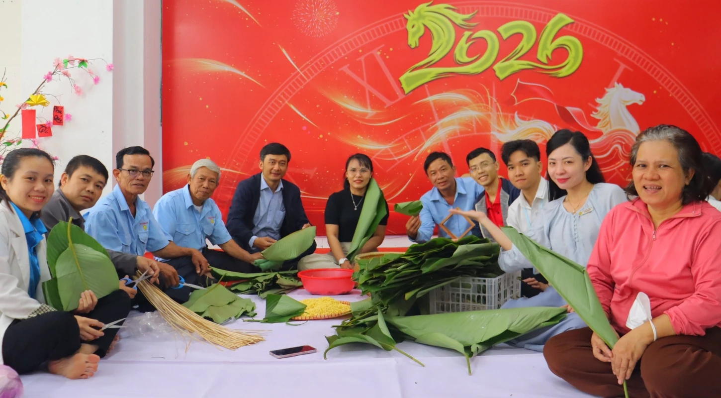 Gói bánh chưng Tết 2026 – Hoạt động ý nghĩa của Công đoàn Đại Việt Đà Nẵng