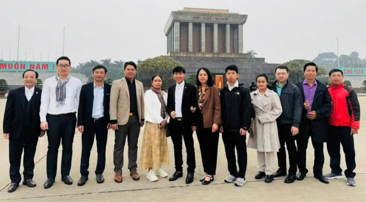 Hệ Thống Giáo Dục Đại Việt Đà Nẵng Trang Nghiêm Lễ Thượng Cờ Tại Lăng Chủ Tịch | Trường Cao Đẳng Đại Việt Đà Nẵng