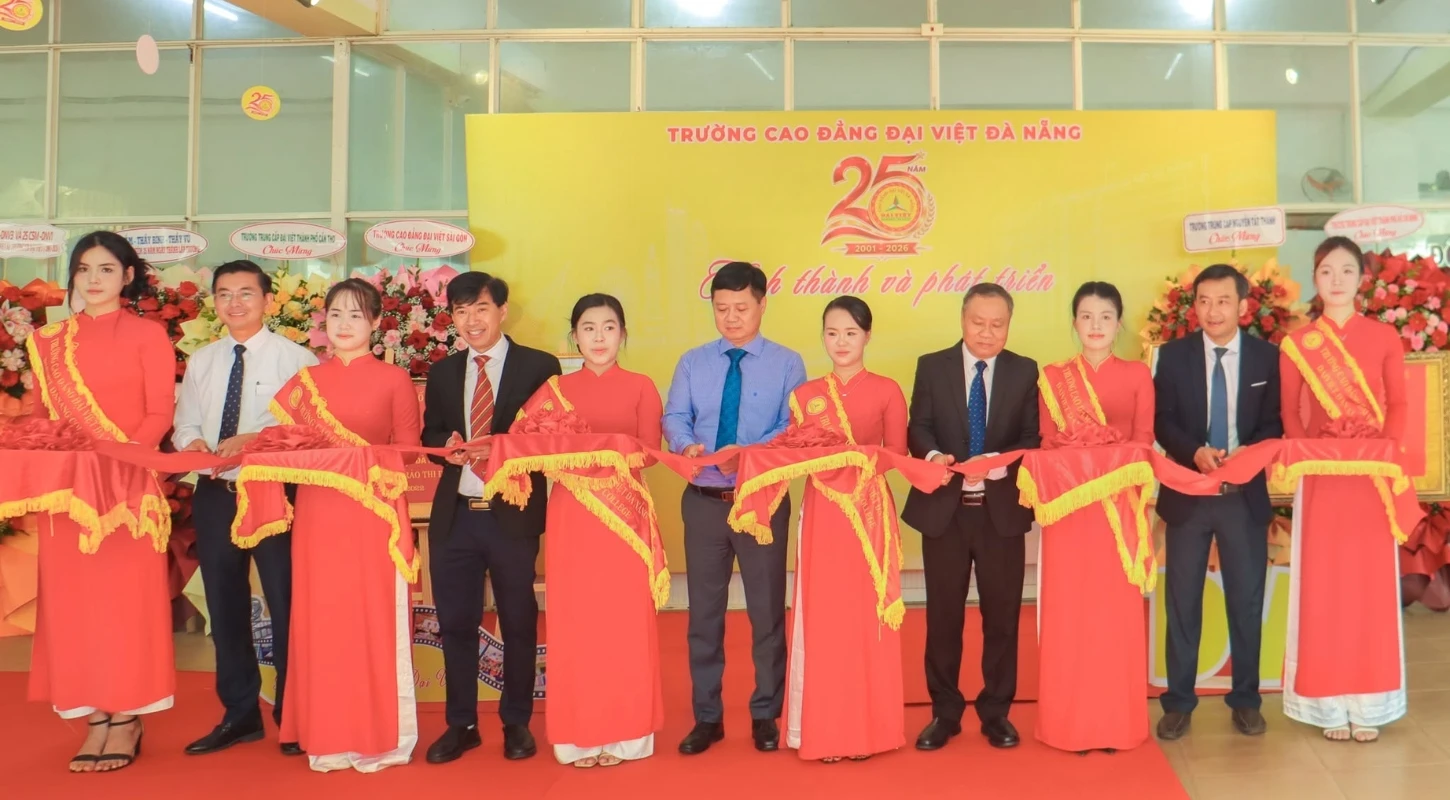 KHAI MẠC TRIỂN LÃM TRANH 25 NĂM HÌNH THÀNH VÀ PHÁT TRIỂN | Trường Cao Đẳng Đại Việt Đà Nẵng