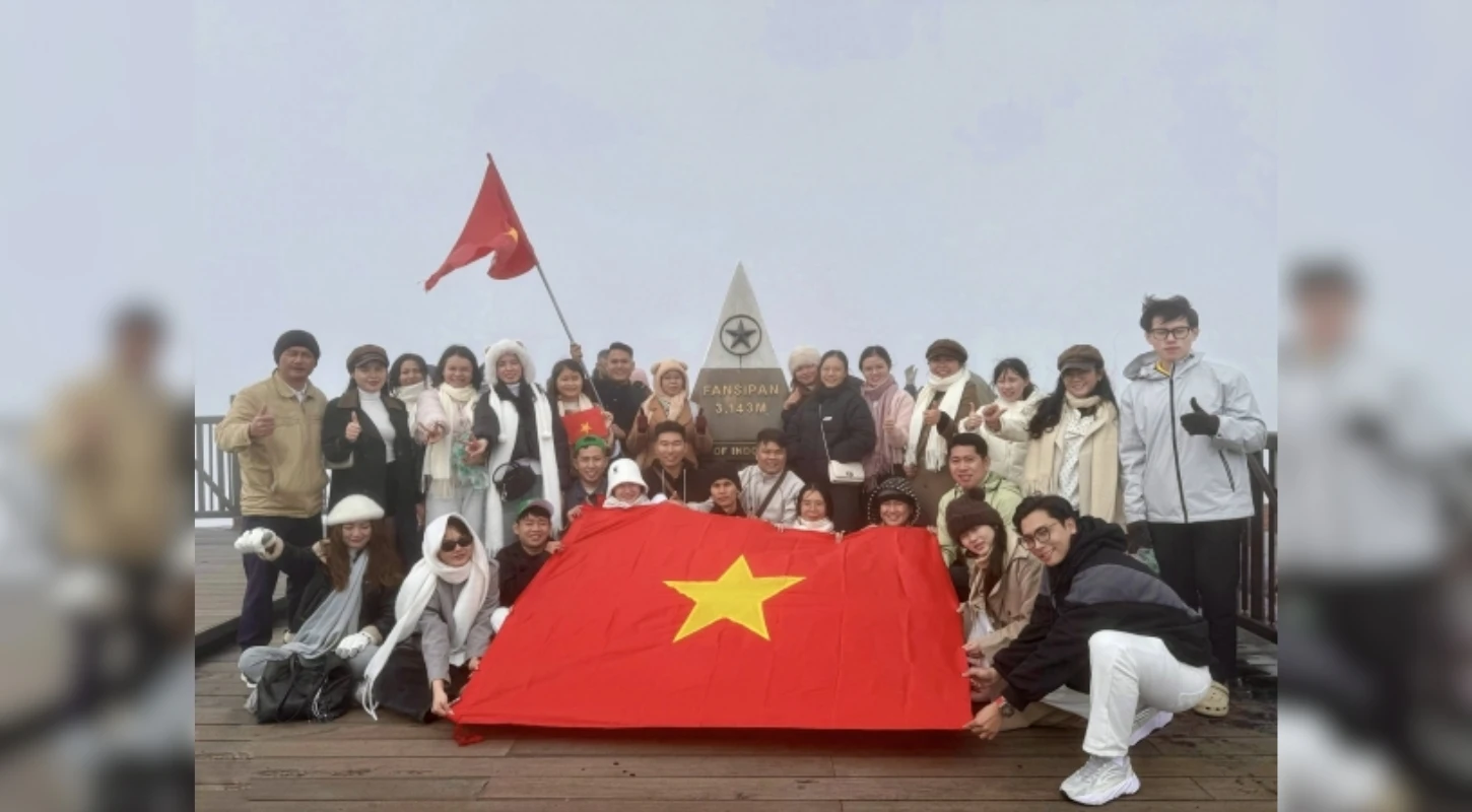 Lá Cờ Tổ Quốc Từ Nóc Nhà Đông Dương – Niềm Tự Hào Của Hệ Thống Giáo Dục Đại Việt | Trường Cao Đẳng Đại Việt Đà Nẵng