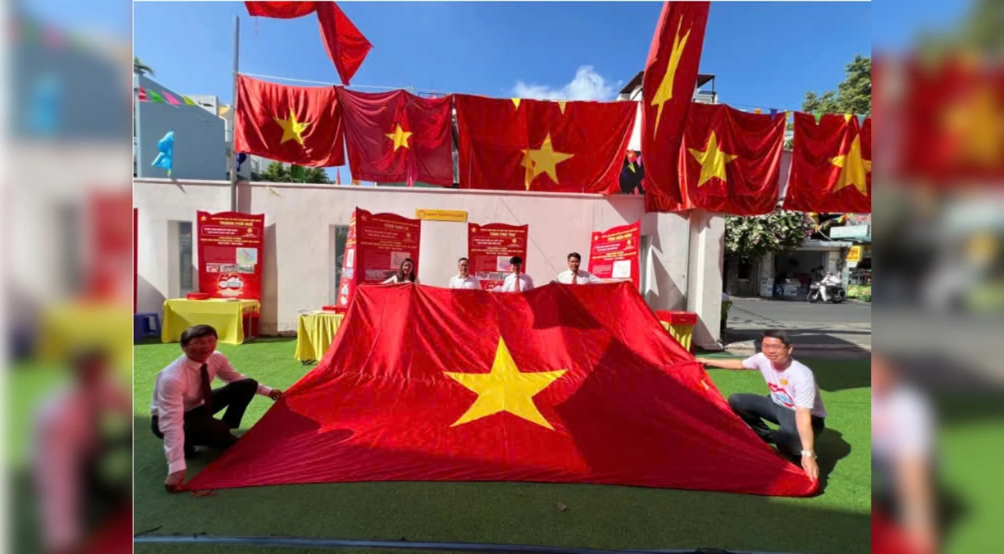 Lắng Đọng Tình Yêu Dân Tộc Qua Triển Lãm Quốc Kỳ Việt Nam | Trường Cao Đẳng Đại Việt Đà Nẵng