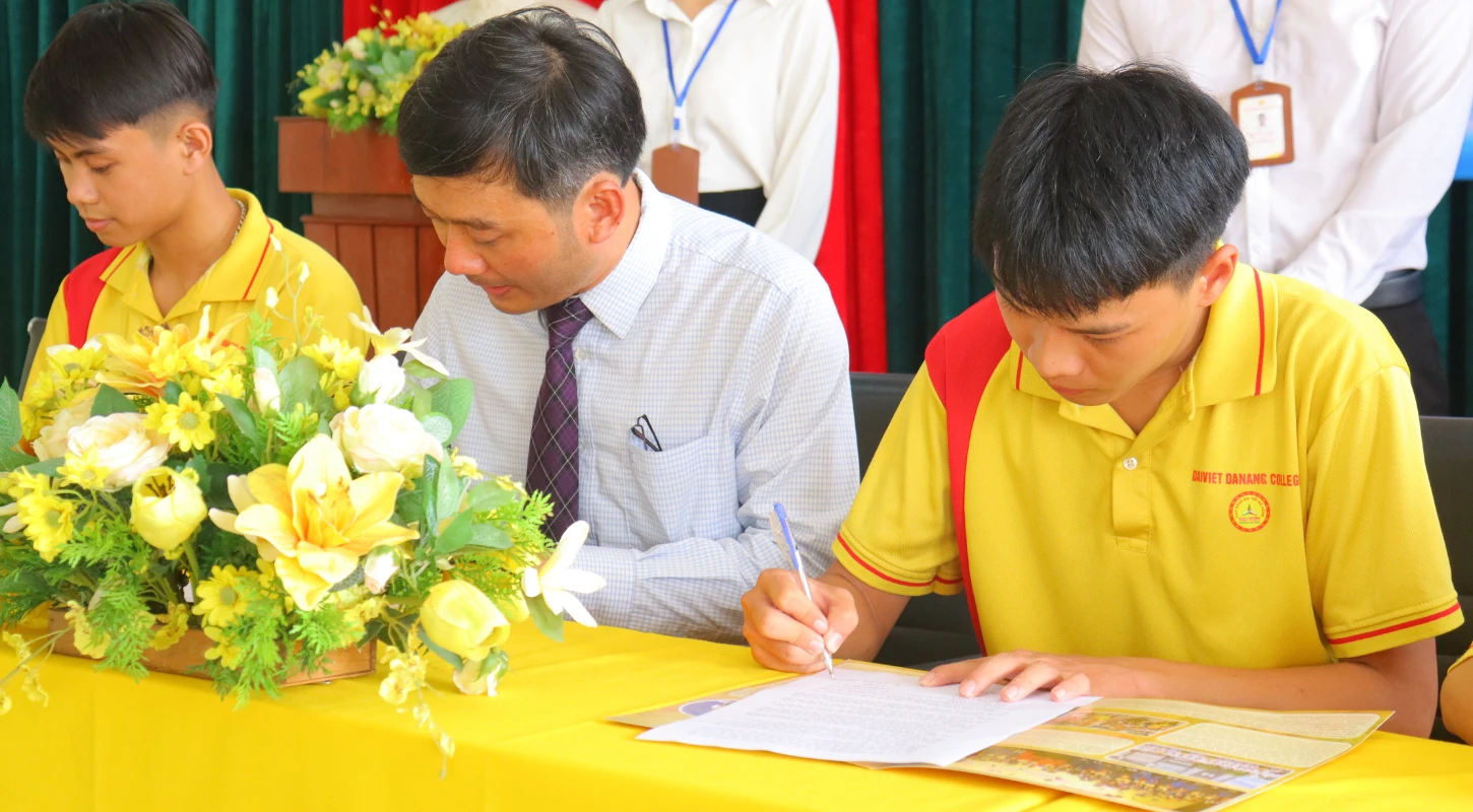 Lễ ký kết MOU & cam kết việc làm sinh viên Khóa 25: Đại Việt Đà Nẵng đẩy mạnh liên kết doanh nghiệp | Trường Cao Đẳng Đại Việt Đà Nẵng
