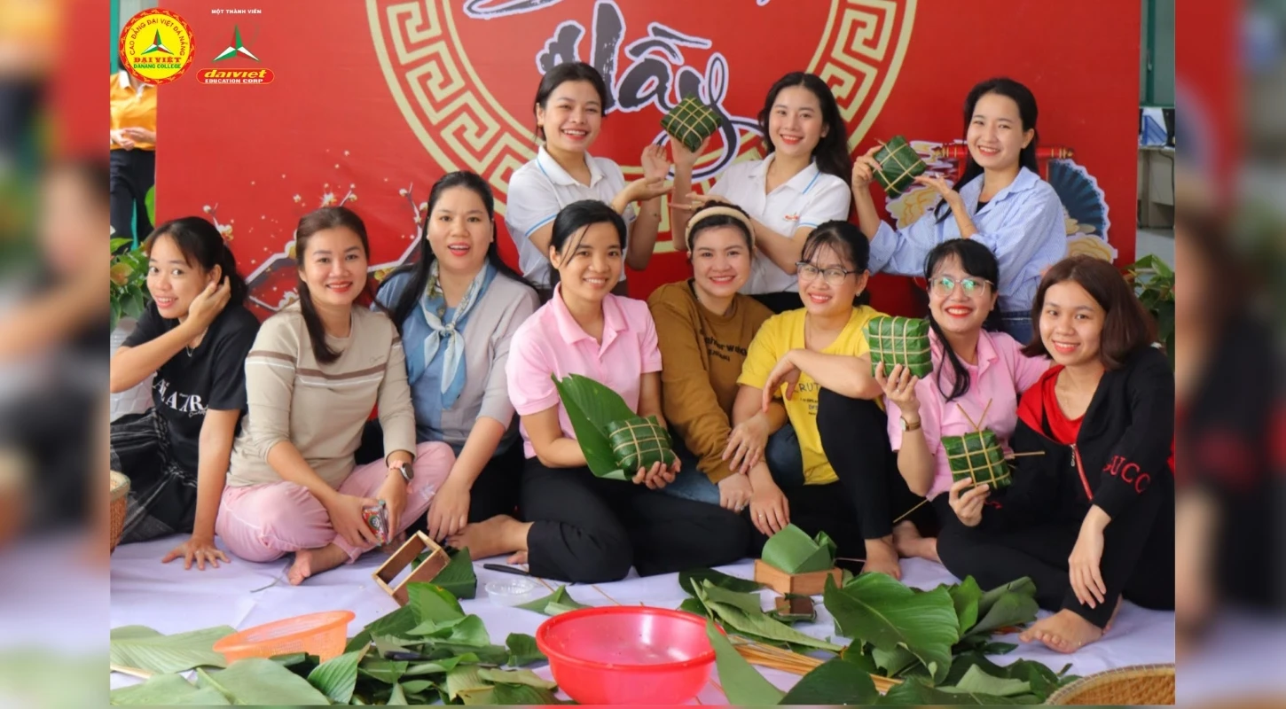 Lưu Giữ Nét Văn Hóa Cổ Truyền: Nấu Bánh Chưng Ngày Tết | Trường Cao Đẳng Đại Việt Đà Nẵng