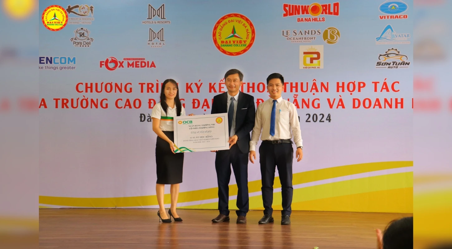 Ngân Hàng Ocb Trao Học Bổng Cho Sinh Viên Khó Khăn | Trường Cao Đẳng Đại Việt Đà Nẵng