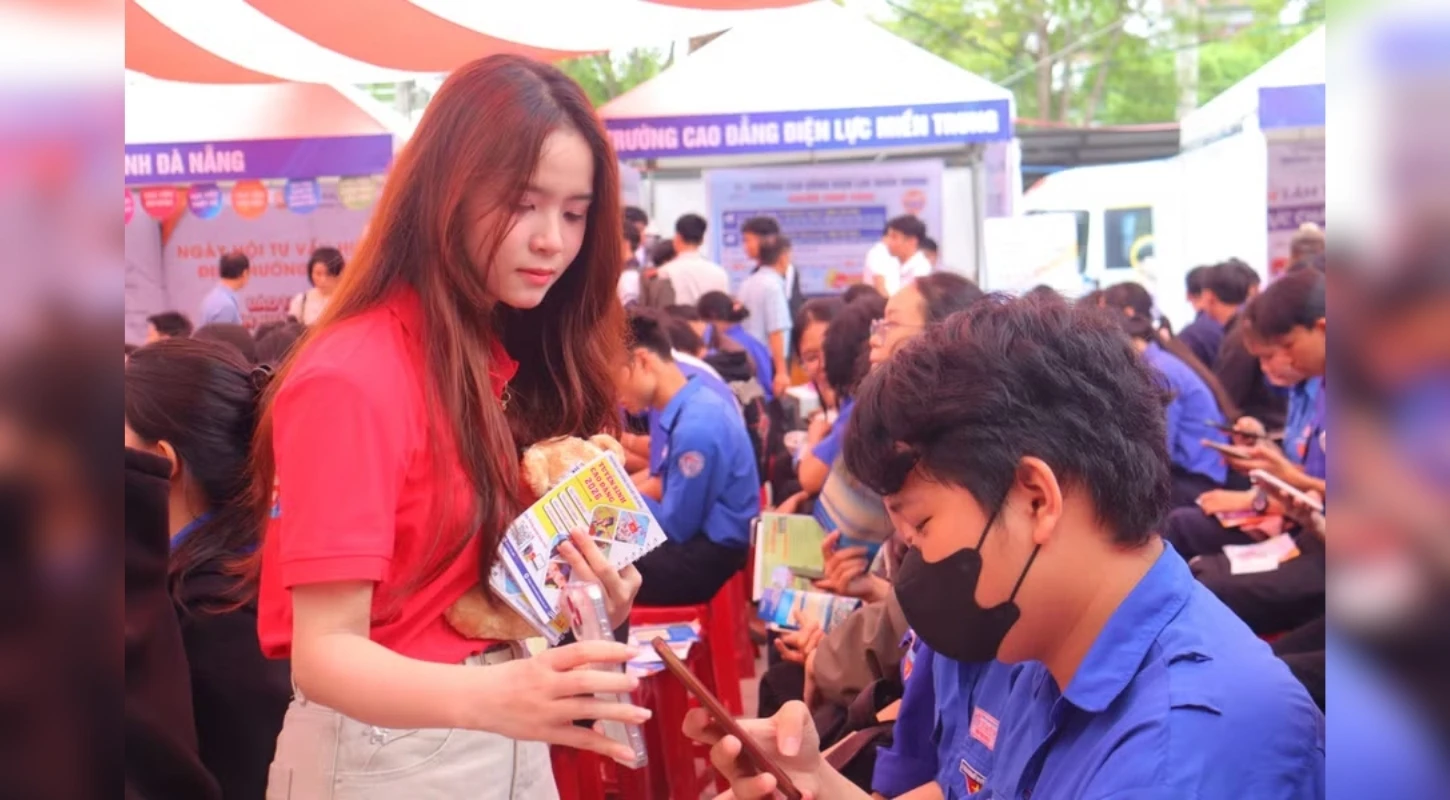 NGÀY HỘI TƯ VẤN TUYỂN SINH, CẦU NỐI CƠ SỞ GIÁO DỤC NGHỀ NGHIỆP VỚI NGƯỜI HỌC | Trường Cao Đẳng Đại Việt Đà Nẵng