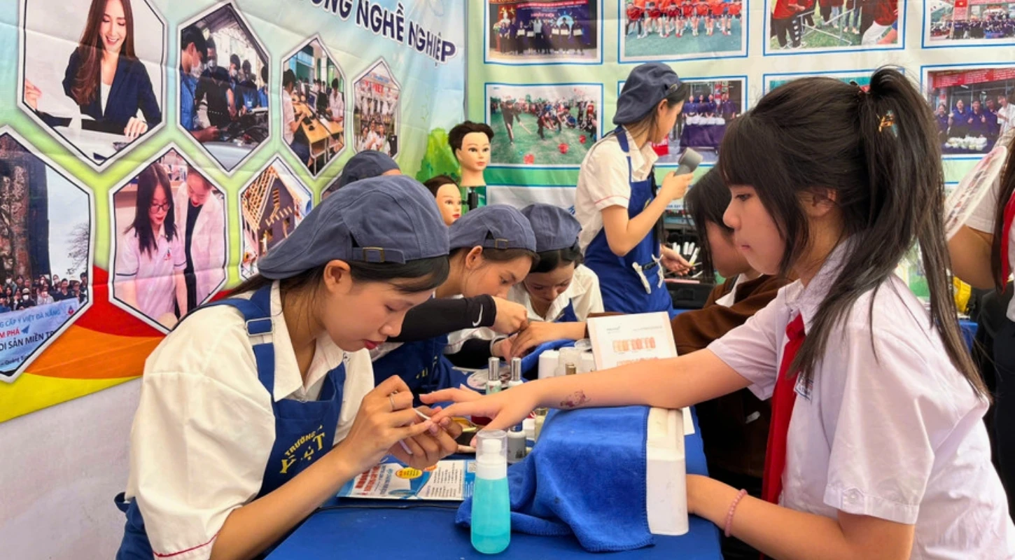 NGÀY HỘI TƯ VẤN TUYỂN SINH: “ĐỊNH VỊ” TƯƠNG LAI TỪ NHỮNG LỰA CHỌN THỰC TẾ | Trường Cao Đẳng Đại Việt Đà Nẵng