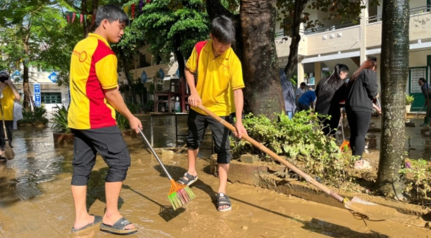 Sinh Viên Đại Việt Đà Nẵng Chung Tay Khắc Phục Hậu Quả Sau Lũ Lụt | Trường Cao Đẳng Đại Việt Đà Nẵng
