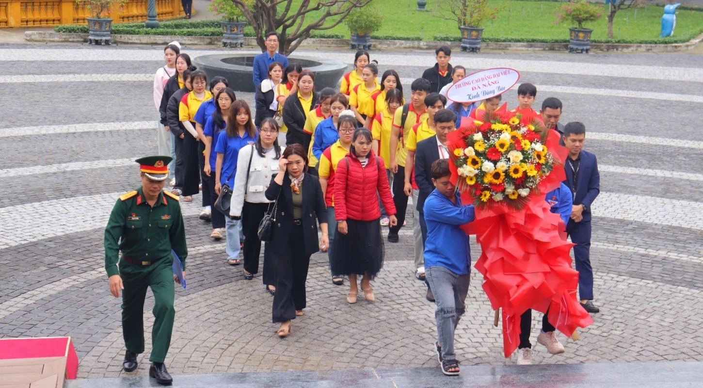 Sinh Viên Đại Việt Đà Nẵng Dâng Hương Và Tìm Hiểu Lịch Sử Tại Bảo Tàng Hồ Chí Minh Quân Khu 5 | Trường Cao Đẳng Đại Việt Đà Nẵng