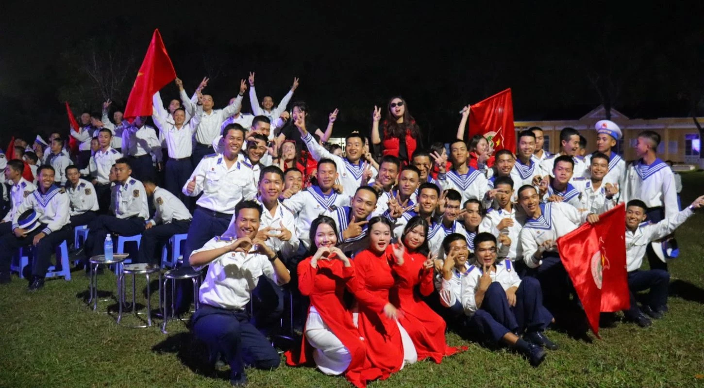 Sinh Viên Dve Đà Nẵng Giao Lưu Nghệ Thuật Tại Bộ Tư Lệnh Vùng 3 Hải Quân | Trường Cao Đẳng Đại Việt Đà Nẵng