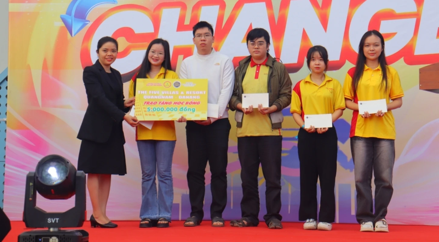 Sinh Viên Dve Đà Nẵng Nhận Học Bổng Từ Doanh Nghiệp Và Cơ Quan Báo Chí | Trường Cao Đẳng Đại Việt Đà Nẵng