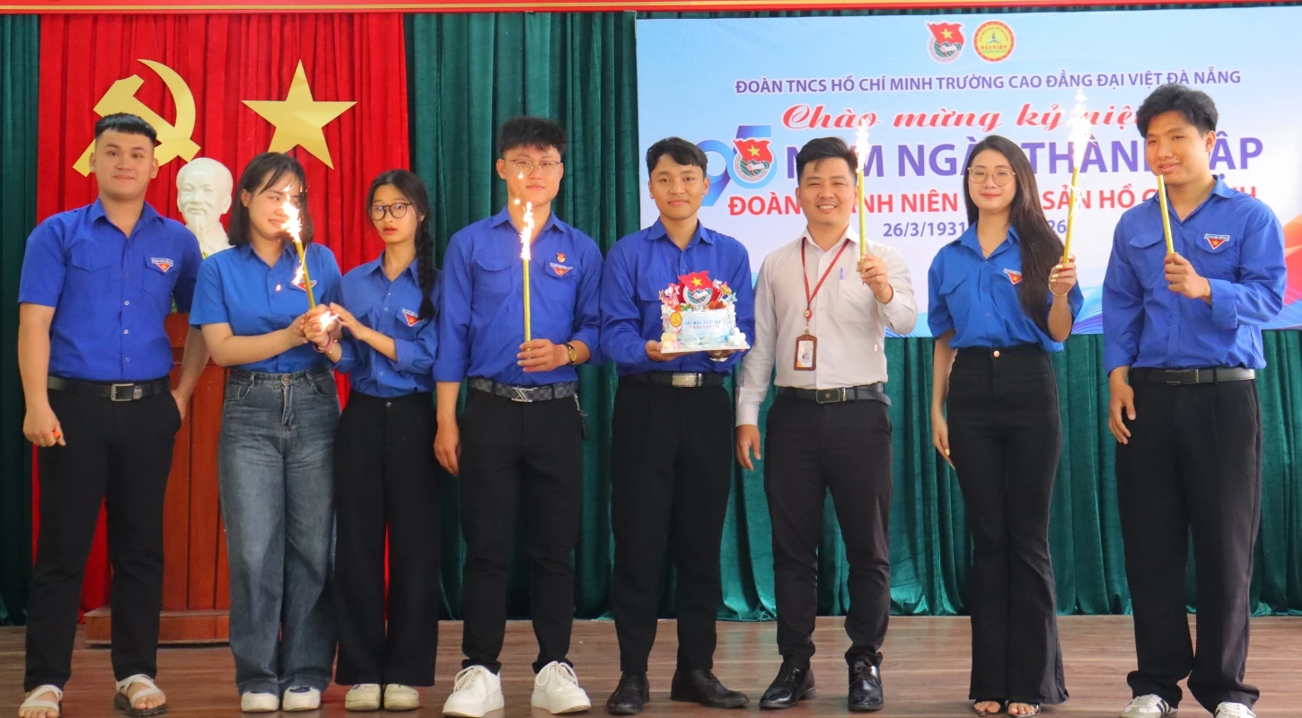 Sinh Viên Trường Cao Đẳng Đại Việt Đà Nẵng Hành Động Mừng “Sinh Nhật Anh Bạn Lớn” 95 Tuổi | Trường Cao Đẳng Đại Việt Đà Nẵng