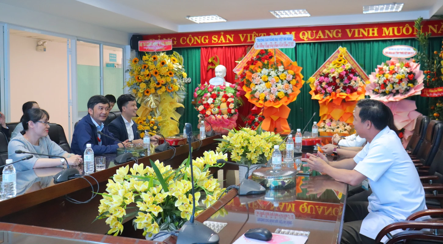 THĂM VÀ CHÚC MỪNG CÁC Y, BÁC SĨ NHÂN NGÀY THẦY THUỐC VIỆT NAM 27/2 | Trường Cao Đẳng Đại Việt Đà Nẵng