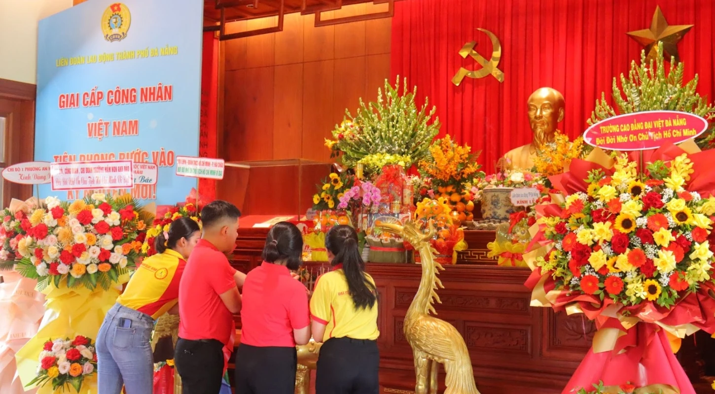 Thăm Viếng Tượng Đài Chủ Tịch Hồ Chí Minh Và Khuôn Viên Sống – Làm Việc Của Người | Trường Cao Đẳng Đại Việt Đà Nẵng