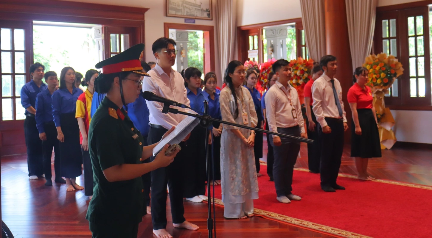 THĂM VIẾNG TƯỢNG ĐÀI CHỦ TỊCH HỒ CHÍ MINH VÀ THĂM QUAN KHUÔN VIÊN SỐNG VÀ LÀM VIỆC CỦA NGƯỜI LÚC SINH THỜI | Trường Cao Đẳng Đại Việt Đà Nẵng