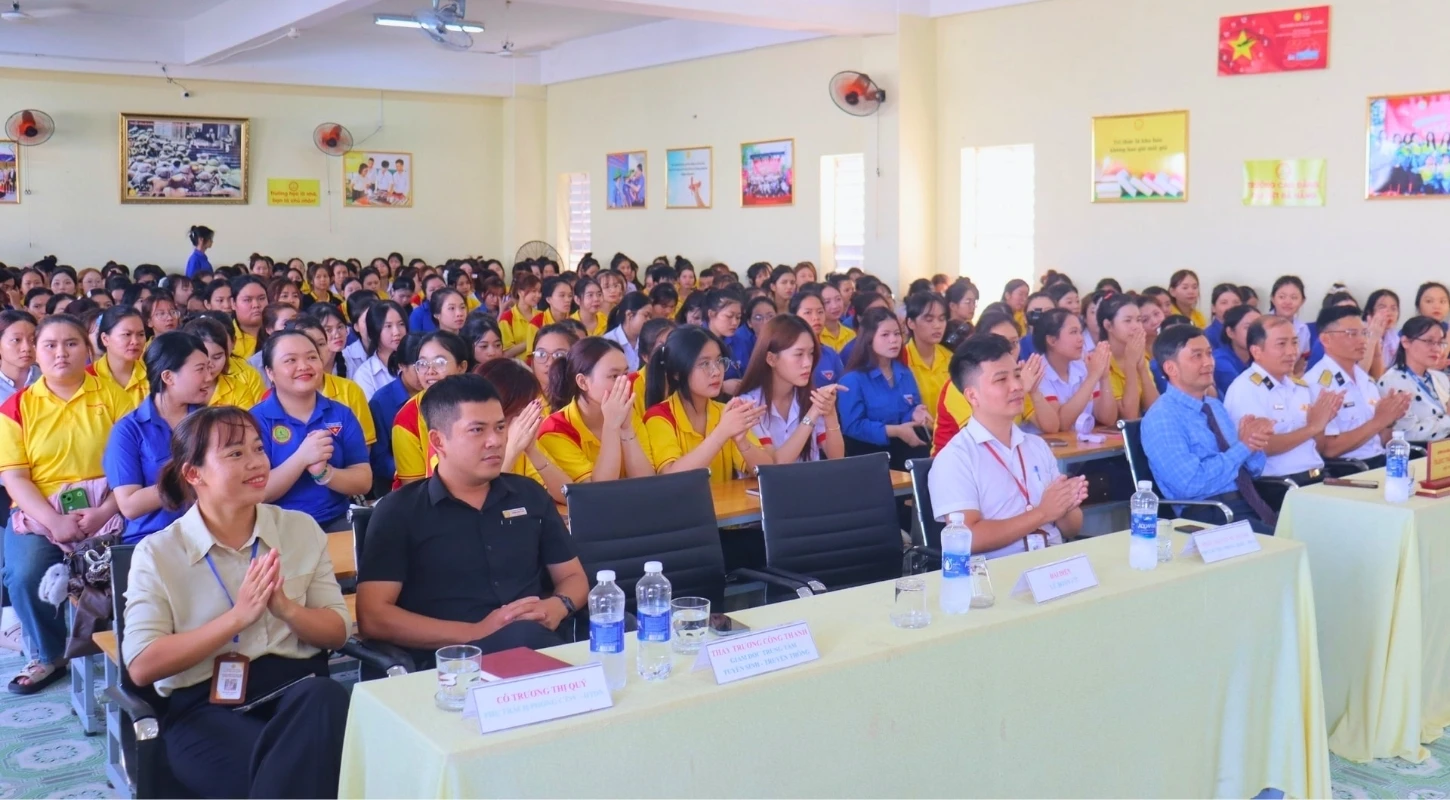 TRƯỜNG CAO ĐẲNG ĐẠI VIỆT ĐÀ NẴNG ĐA DẠNG HOẠT ĐỘNG TUYÊN TRUYỀN BIỂN, ĐẢO | Trường Cao Đẳng Đại Việt Đà Nẵng
