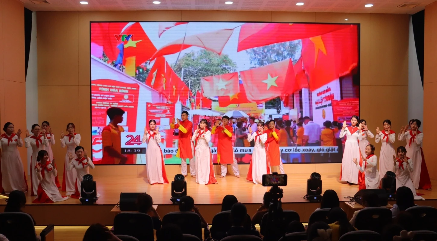 TRƯỜNG CAO ĐẲNG ĐẠI VIỆT ĐÀ NẴNG ĐẠT GIẢI BA HỘI DIỄN VĂN NGHỆ | Trường Cao Đẳng Đại Việt Đà Nẵng
