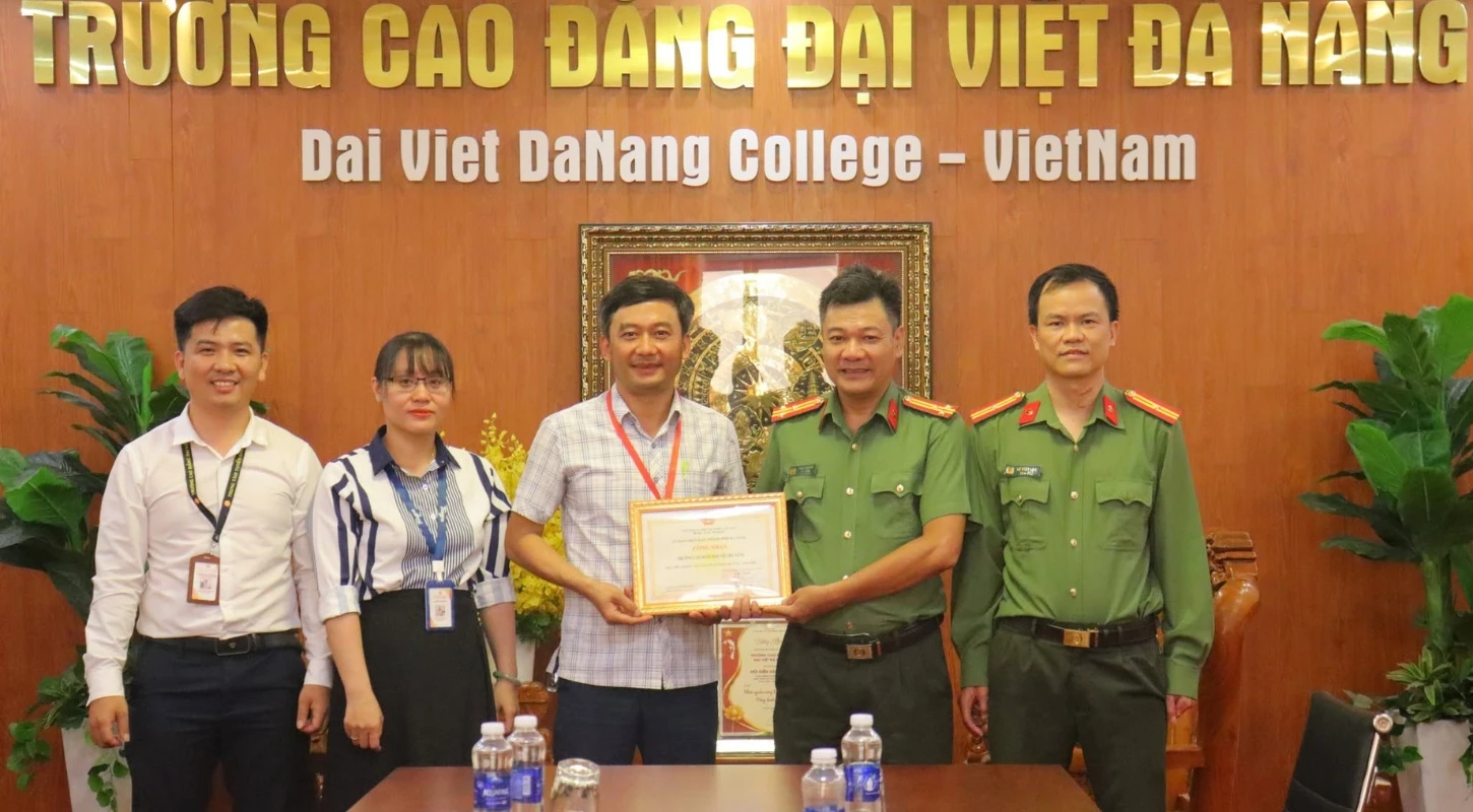 Trường Cao Đẳng Đại Việt Đà Nẵng Nhận Quyết Định Cơ Sở Giáo Dục Đạt Tiêu Chuẩn An Toàn Về An Ninh Trật Tự Năm 2025 | Trường Cao Đẳng Đại Việt Đà Nẵng