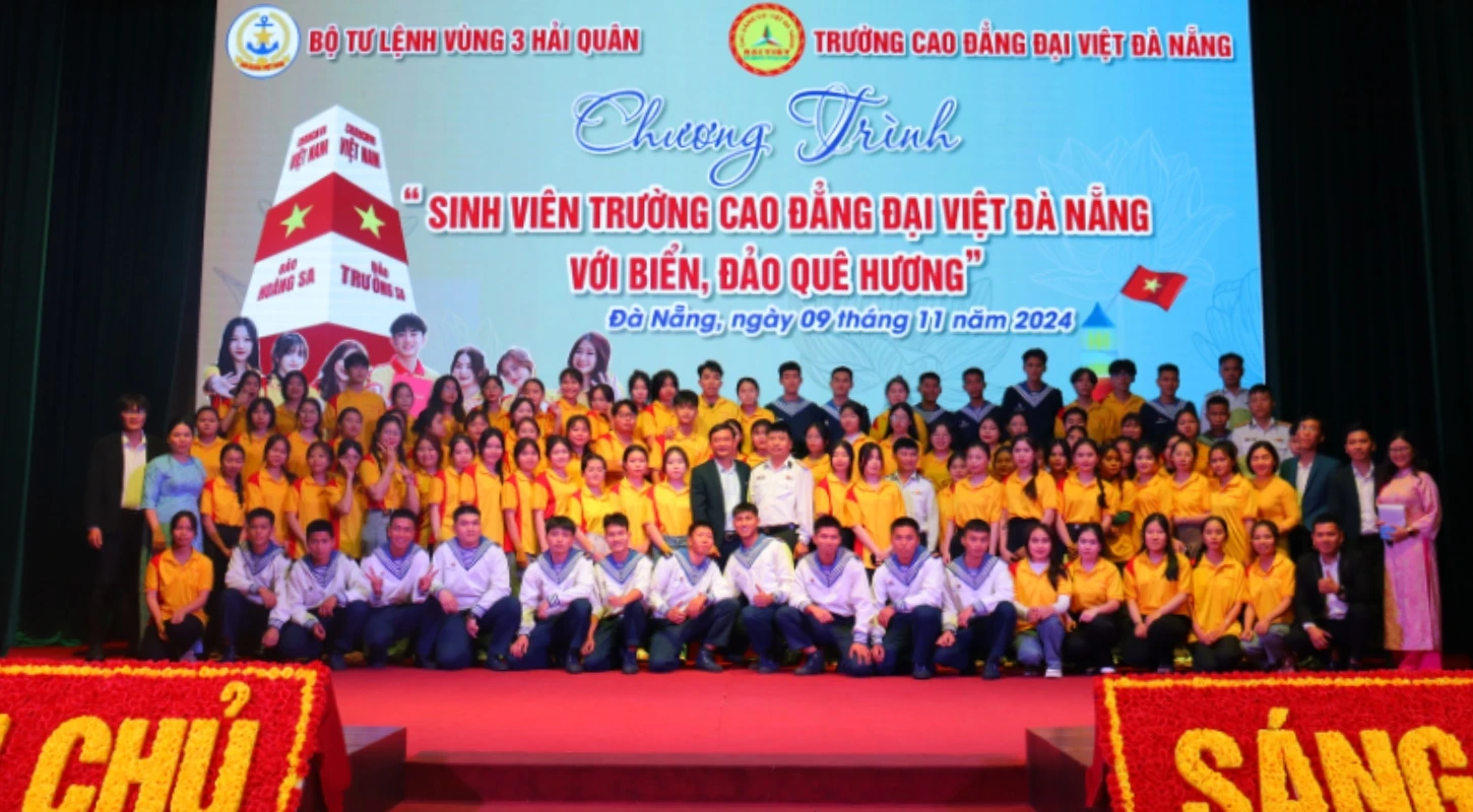 Trường Cao Đẳng Đại Việt Đà Nẵng Trao 500 Lá Cờ Tổ Quốc Tặng Cán Bộ Chiến Sĩ Vùng 3 Hải Quân | Trường Cao Đẳng Đại Việt Đà Nẵng