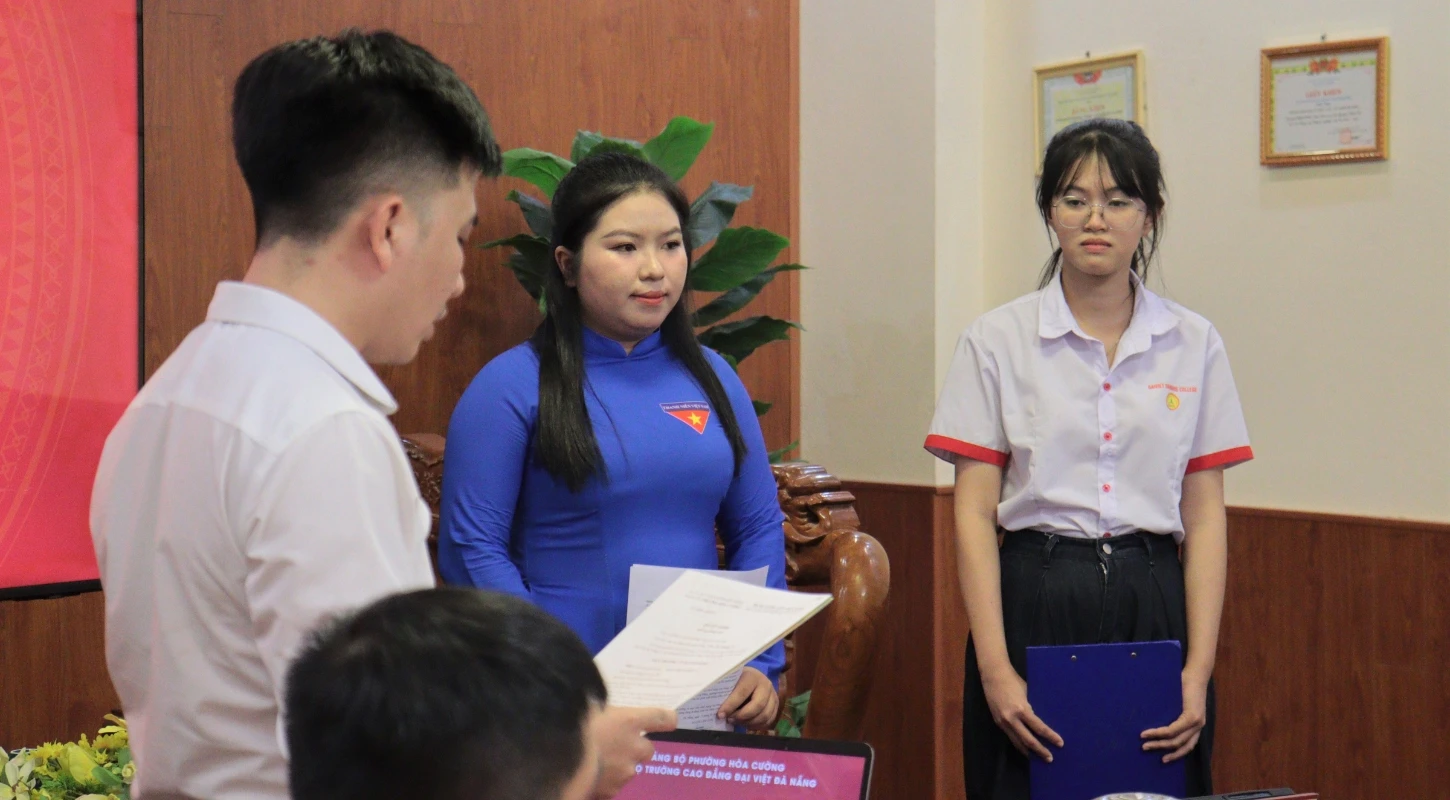 TỰ HÀO CỘT MỐC TUỔI TRẺ: LỄ KẾT NẠP ĐẢNG VIÊN MỚI - KHI LÝ TƯỞNG ĐƯỢC THẮP SÁNG TỪ GIẢNG ĐƯỜNG | Trường Cao Đẳng Đại Việt Đà Nẵng