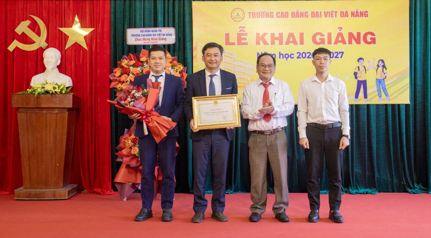 VINH DỰ ĐÓN NHẬN BẰNG KHEN CỦA CHỦ TỊCH UBND THÀNH PHỐ ĐÀ NẴNG | Trường Cao Đẳng Đại Việt Đà Nẵng