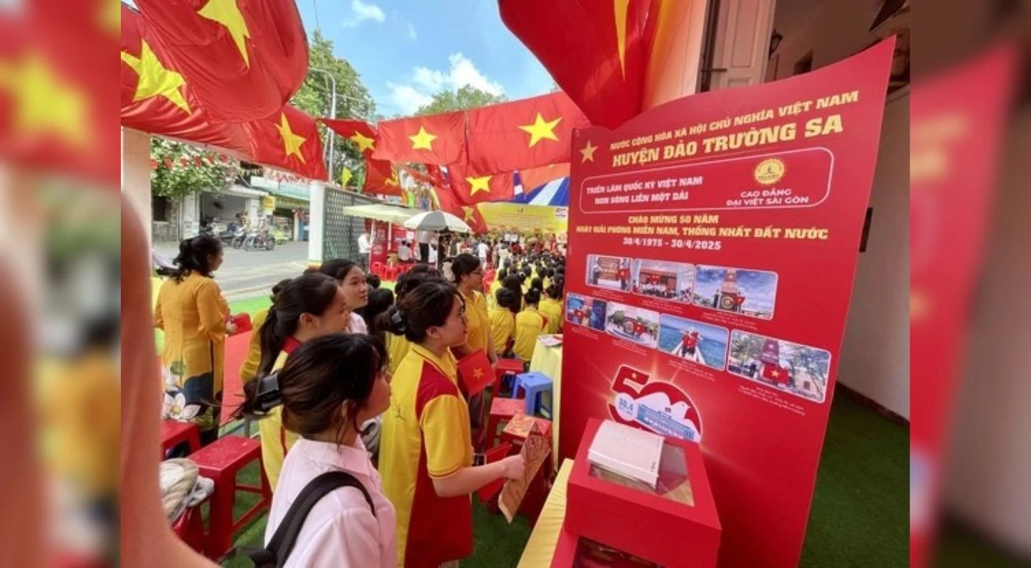 Xúc Động Với 187 Lá Cờ Tổ Quốc Đến Từ 63 Tỉnh, Thành Và Huyện Đảo | Trường Cao Đẳng Đại Việt Đà Nẵng