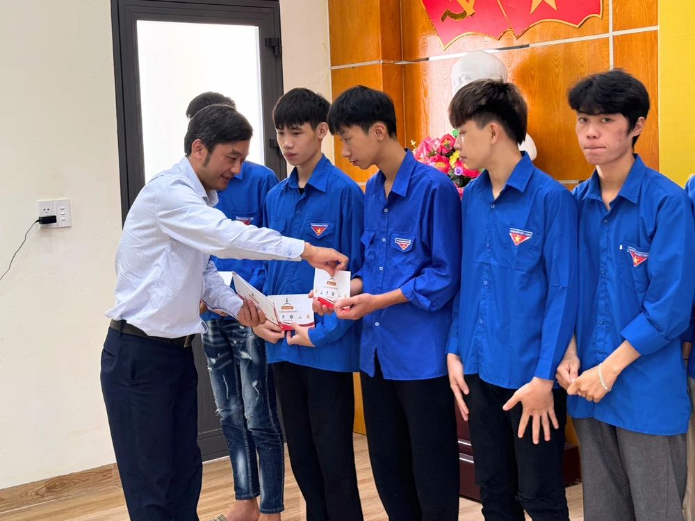 40 Suất Học Bổng Và 2 Quỹ Học Bổng Được Dve Đà Nẵng Trao Đến Học Sinh, Sinh Viên Tỉnh Lào Cai