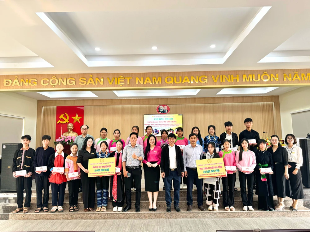 40 Suất Học Bổng Và 2 Quỹ Học Bổng Được Dve Đà Nẵng Trao Đến Học Sinh, Sinh Viên Tỉnh Lào Cai