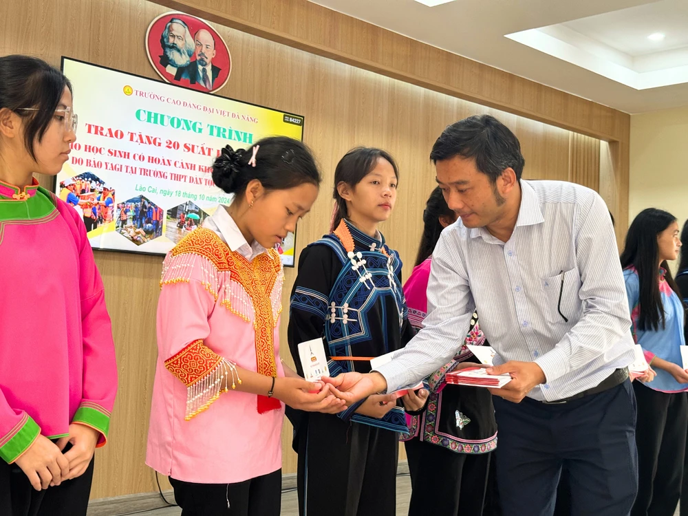 40 Suất Học Bổng Và 2 Quỹ Học Bổng Được Dve Đà Nẵng Trao Đến Học Sinh, Sinh Viên Tỉnh Lào Cai