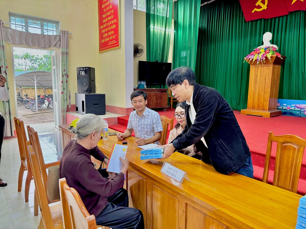 40 Suất Học Bổng Và 2 Quỹ Học Bổng Được Dve Đà Nẵng Trao Đến Học Sinh, Sinh Viên Tỉnh Lào Cai