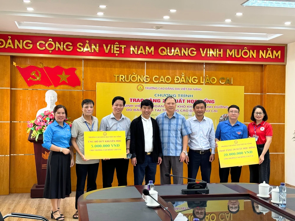 40 Suất Học Bổng Và 2 Quỹ Học Bổng Được Dve Đà Nẵng Trao Đến Học Sinh, Sinh Viên Tỉnh Lào Cai