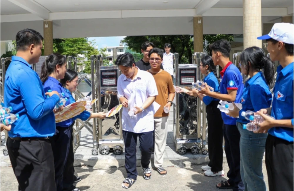 ÁO XANH ĐÀ NẴNG SẴN SÀNG “VƯỢT NẮNG, THẮNG MƯA” TIẾP SỨC THÍ SINH THI LỚP 10