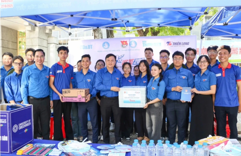 ÁO XANH ĐÀ NẴNG SẴN SÀNG “VƯỢT NẮNG, THẮNG MƯA” TIẾP SỨC THÍ SINH THI LỚP 10